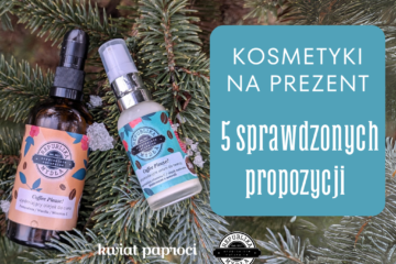 Na tle gałęzi świerku leżą dwa opakowania kosmetyków republiki mydla - serum i olejek do ciała, na zdjęciu jest tytuł wpisu: kosmetyki na prezent - 5 sprawdzonych propozycji