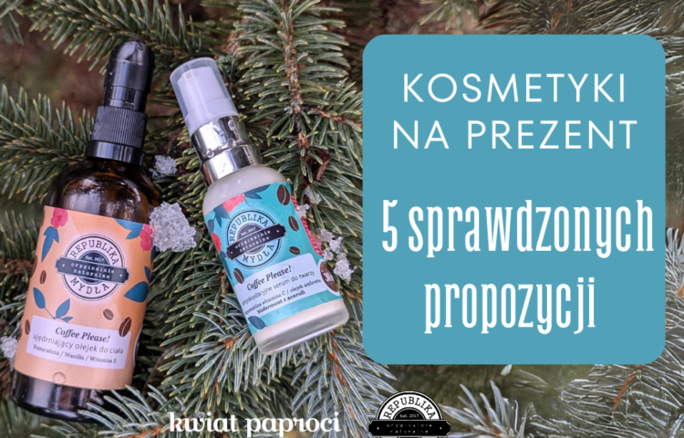 Na tle gałęzi świerku leżą dwa opakowania kosmetyków republiki mydla - serum i olejek do ciała, na zdjęciu jest tytuł wpisu: kosmetyki na prezent - 5 sprawdzonych propozycji