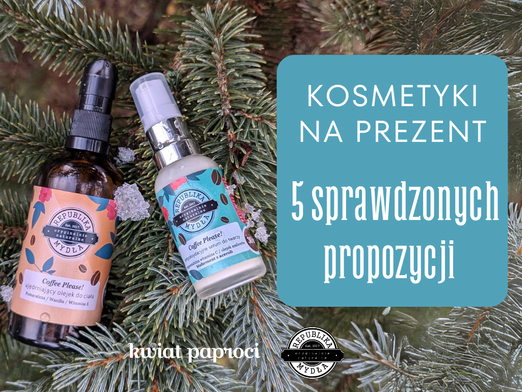 Na tle gałęzi świerku leżą dwa opakowania kosmetyków republiki mydla - serum i olejek do ciała, na zdjęciu jest tytuł wpisu: kosmetyki na prezent - 5 sprawdzonych propozycji